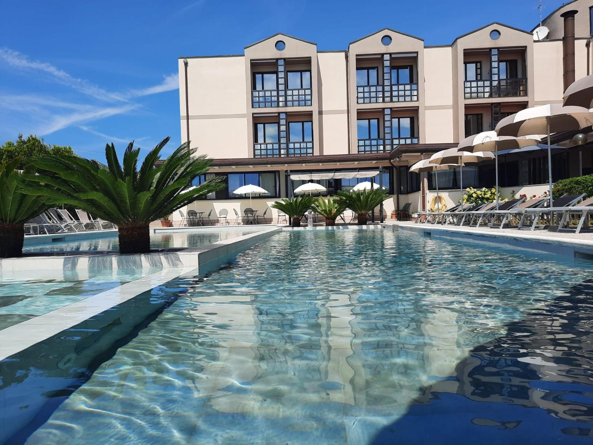 Hotel River Park 3*